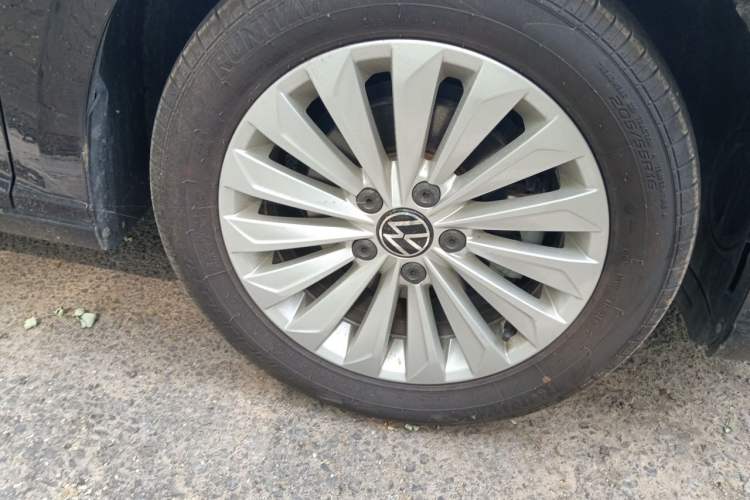 Used Volkswagen Lavida 2021 1.5L Automatic Comfort Edition Right Front Wheel Hub