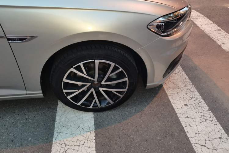 Used Volkswagen Lavida 2021 280TSI DSG Luxury Edition Right Front Wheel Hub