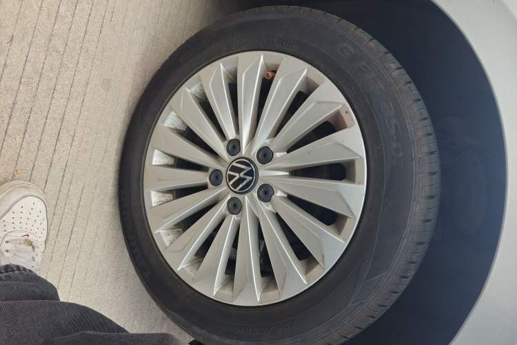 Used Volkswagen Lavida 2021 1.5L Automatic Comfort Edition Right Front Wheel Hub