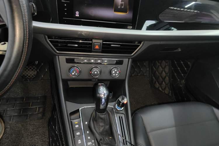 Used Volkswagen Lavida 2021 1.5L Automatic Comfort Edition Audio And AC Panel