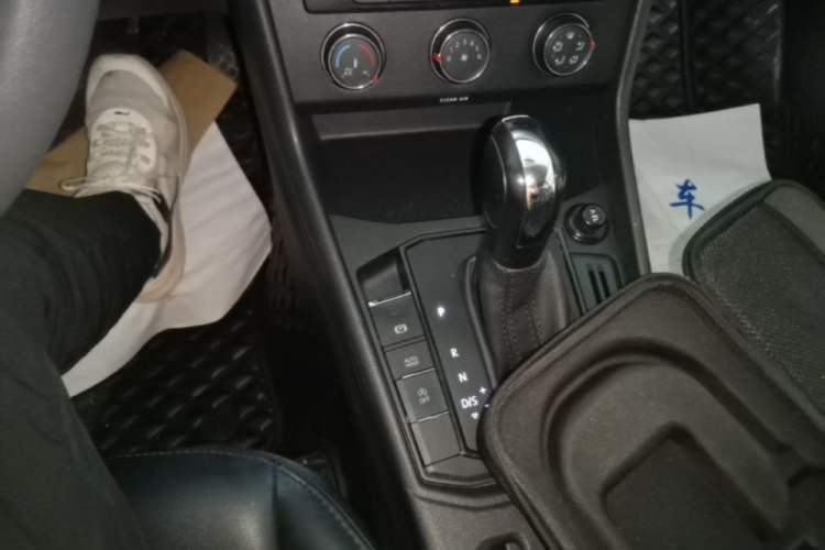 Used Volkswagen Lavida 2021 1.5L Automatic Fashion Edition Gear Lever