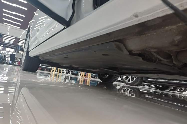 Used Volkswagen Lavida 2021 1.5L Automatic Comfort Edition Left Side Sill
