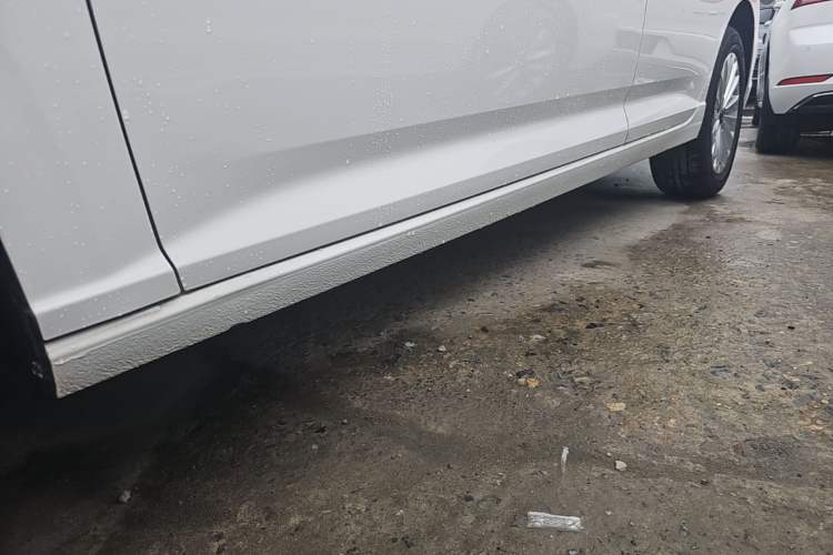 Used Volkswagen Lavida 2021 1.5L Automatic Comfort Edition Left Side Sill