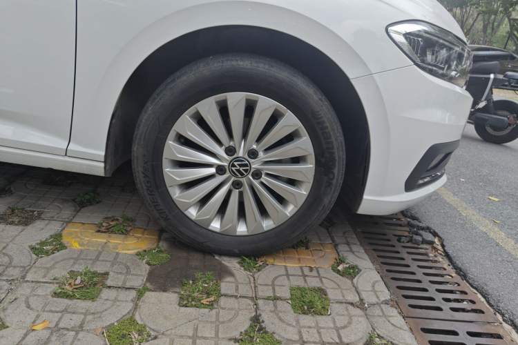 Used Volkswagen Lavida 2021 1.5L Automatic Comfort Edition Right Front Wheel Hub