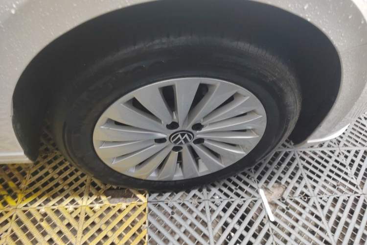 Used Volkswagen Lavida 2021 1.5L Automatic Vision Edition Right Front Wheel Hub