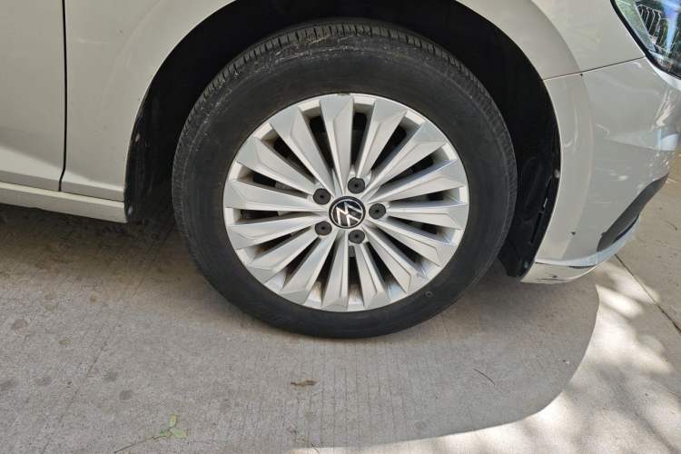 Used Volkswagen Lavida 2021 1.5L Automatic Comfort Edition Right Front Wheel Hub