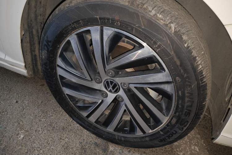 Used Volkswagen Lavida 2021 1.5L Automatic Vision Edition Right Front Wheel Hub