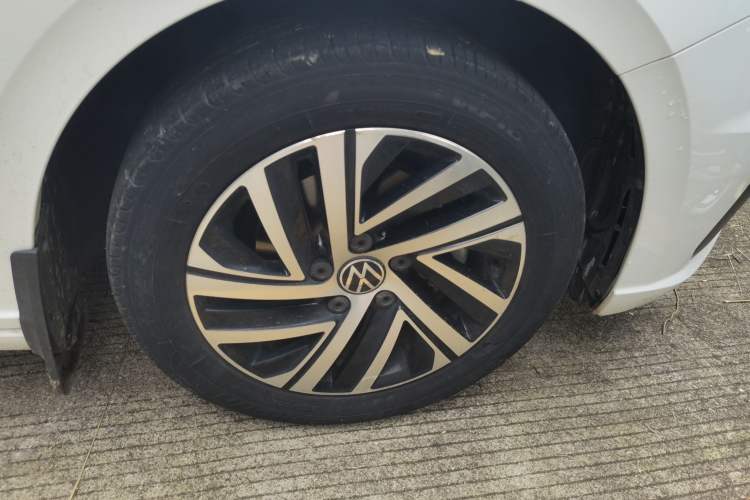 Used Volkswagen Lavida 2021 1.5L Automatic Comfort Edition Right Front Wheel Hub