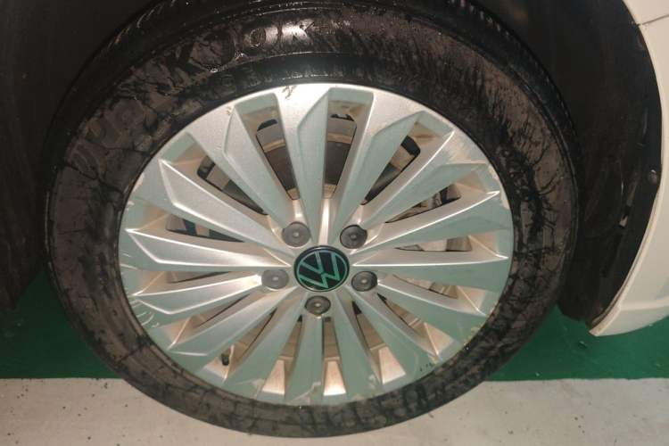 Used Volkswagen Lavida 2021 1.5L Automatic Vision Edition Right Front Wheel Hub