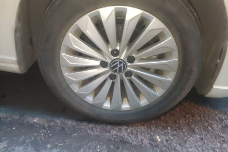 Used Volkswagen Lavida 2021 1.5L Automatic Comfort Edition Right Front Wheel Hub