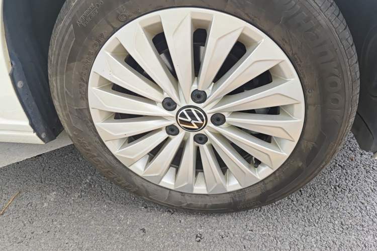Used Volkswagen Lavida 2021 1.5L Automatic Comfort Edition Right Front Wheel Hub