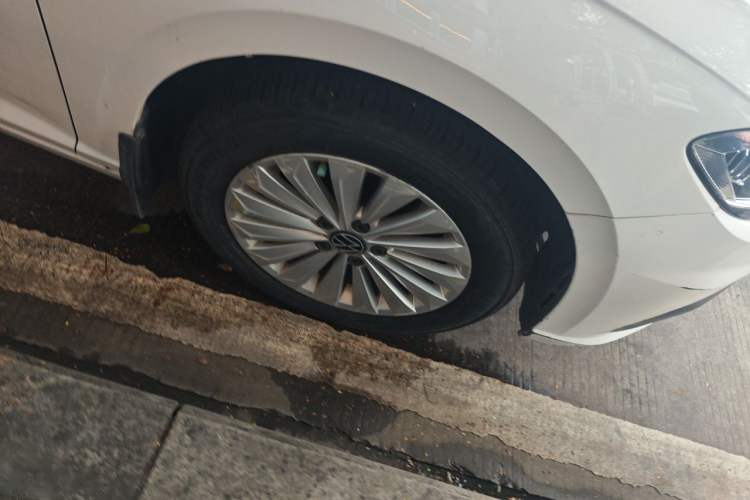 Used Volkswagen Lavida 2021 1.5L Automatic Vision Edition Right Front Wheel Hub
