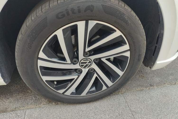 Used Volkswagen Lavida 2021 1.5L Automatic Vision Edition Right Front Wheel Hub