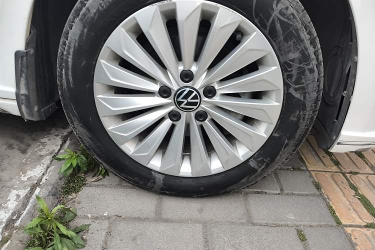 Used Volkswagen Lavida 2021 1.5L Automatic Vision Edition Right Front Wheel Hub