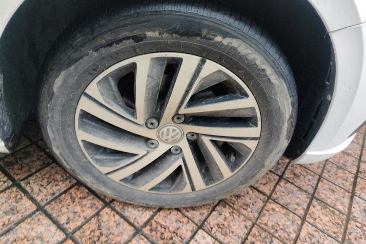 Used Volkswagen Lavida 2021 1.5L Automatic Vision Edition Right Front Wheel Hub