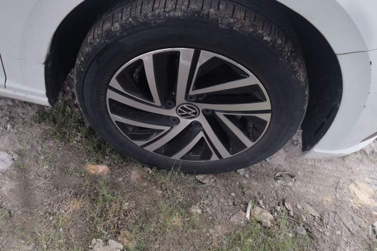 Used Volkswagen Lavida 2021 1.5L Automatic Comfort Edition Right Front Wheel Hub