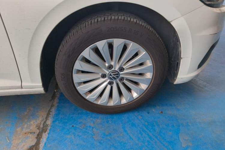 Used Volkswagen Lavida 2021 1.5L Automatic Comfort Edition Right Front Wheel Hub