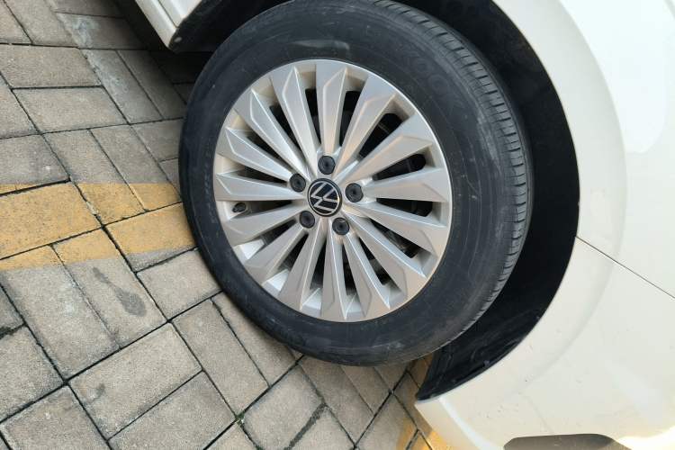 Used Volkswagen Lavida 2021 1.5L Automatic Comfort Edition Right Front Wheel Hub