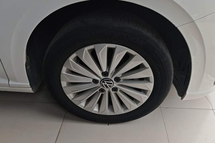 Used Volkswagen Lavida 2021 1.5L Automatic Comfort Edition Right Front Wheel Hub