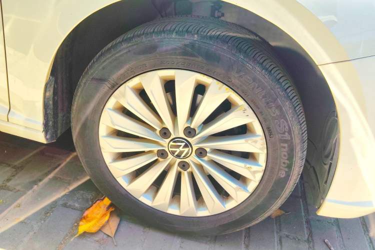 Used Volkswagen Lavida 2021 1.5L Automatic Vision Edition Right Front Wheel Hub