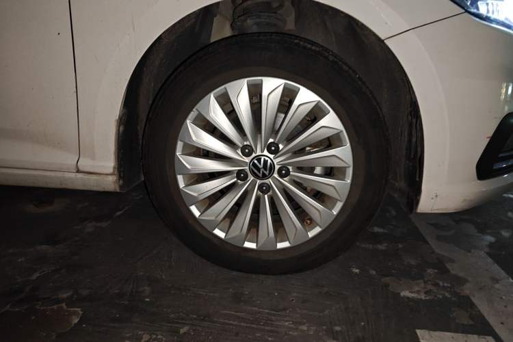 Used Volkswagen Lavida 2021 1.5L Automatic Comfort Edition Right Front Wheel Hub