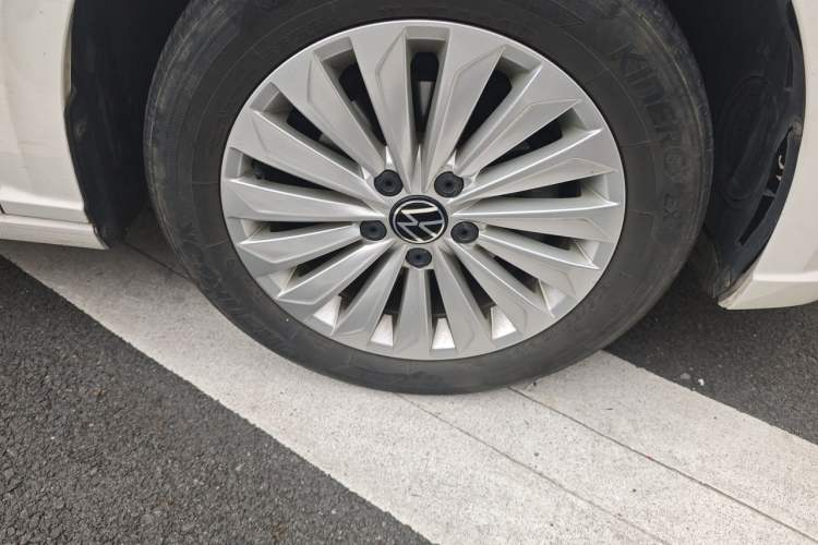 Used Volkswagen Lavida 2021 1.5L Automatic Comfort Edition Right Front Wheel Hub