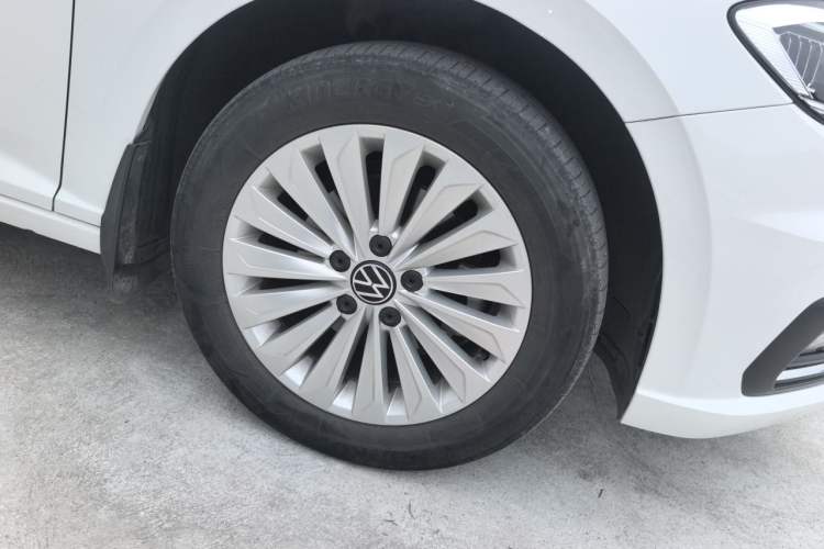 Used Volkswagen Lavida 2021 1.5L Automatic Comfort Edition Right Front Wheel Hub