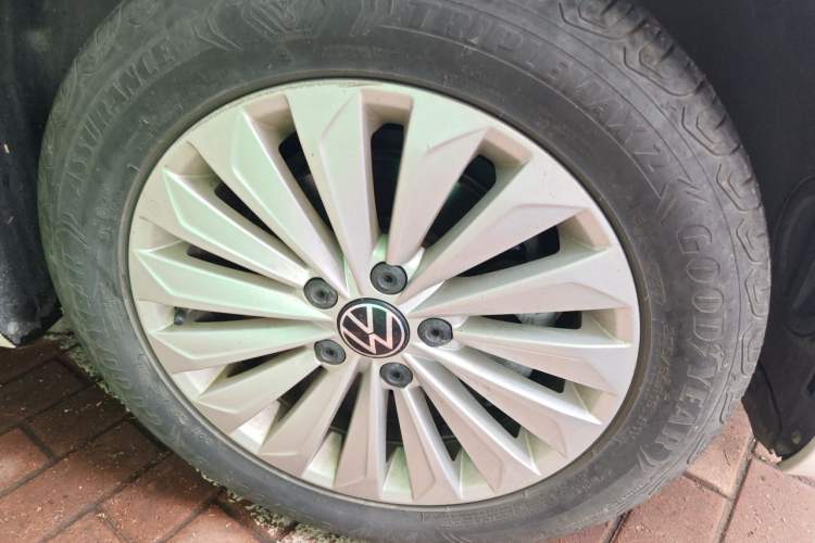 Used Volkswagen Lavida 2021 1.5L Automatic Vision Edition Right Front Wheel Hub