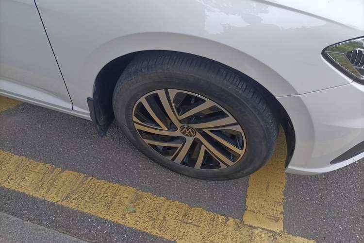 Used Volkswagen Lavida 2021 1.5L Automatic Comfort Edition Right Front Wheel Hub