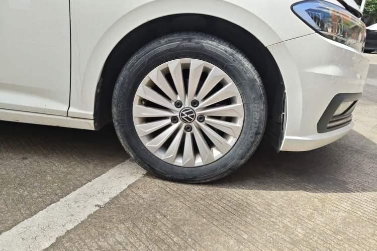 Used Volkswagen Lavida 2021 1.5L Automatic Comfort Edition Right Front Wheel Hub