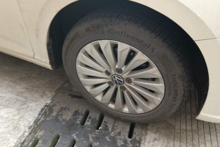 Used Volkswagen Lavida 2021 1.5L Automatic Comfort Edition Right Front Wheel Hub
