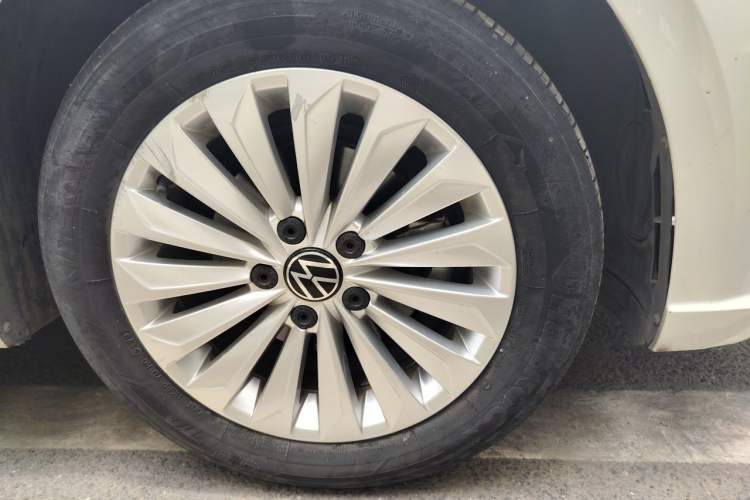 Used Volkswagen Lavida 2021 1.5L Automatic Comfort Edition Right Front Wheel Hub