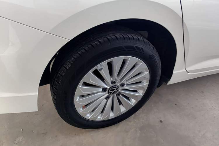 Used Volkswagen Lavida 2021 1.5L Automatic Comfort Edition Right Rear Wheel Hub