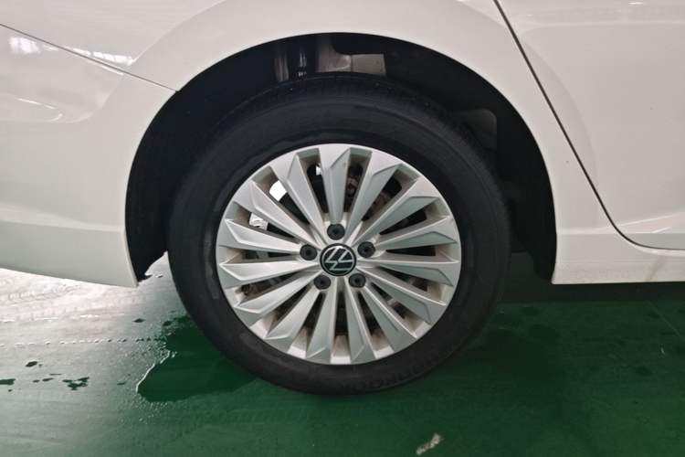 Used Volkswagen Lavida 2021 1.5L Automatic Comfort Edition Right Rear Wheel Hub