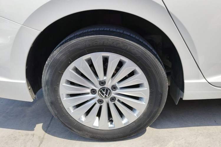 Used Volkswagen Lavida 2021 1.5L Automatic Comfort Edition Right Rear Wheel Hub
