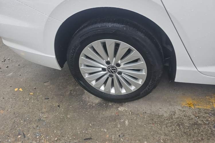 Used Volkswagen Lavida 2021 1.5L Automatic Comfort Edition Right Rear Wheel Hub