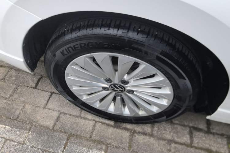 Used Volkswagen Lavida 2021 1.5L Automatic Comfort Edition Right Rear Wheel Hub