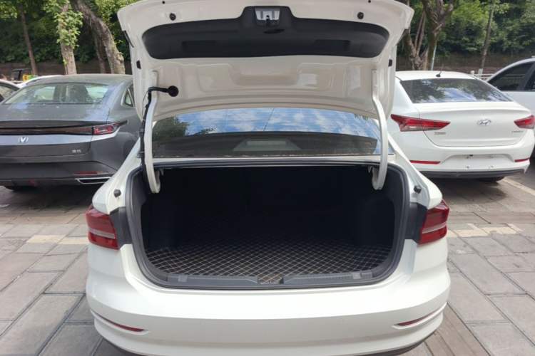 Used Volkswagen Lavida 2021 1.5L Automatic Fashion Edition Trunk
