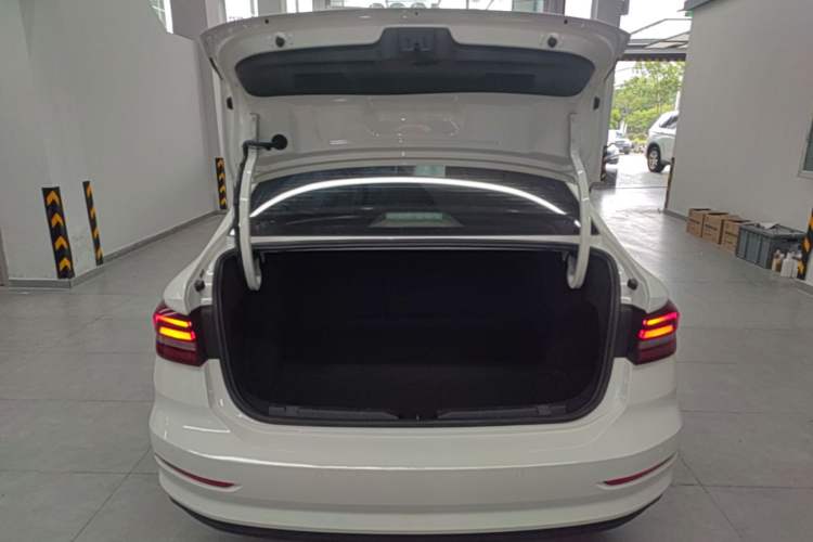 Used Volkswagen Lavida 2021 1.5L Automatic Fashion Edition Trunk