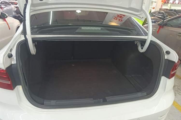 Used Volkswagen Lavida 2021 1.5L Automatic Fashion Edition Trunk