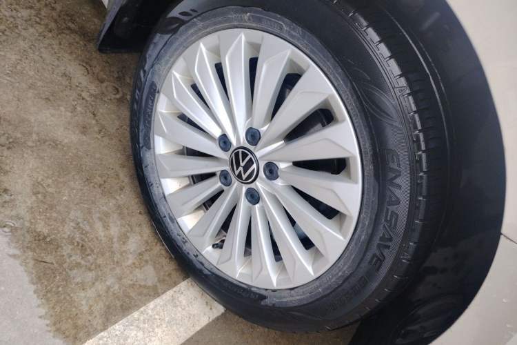 Used Volkswagen Lavida 2021 1.5L Automatic Comfort Edition Right Front Wheel Hub