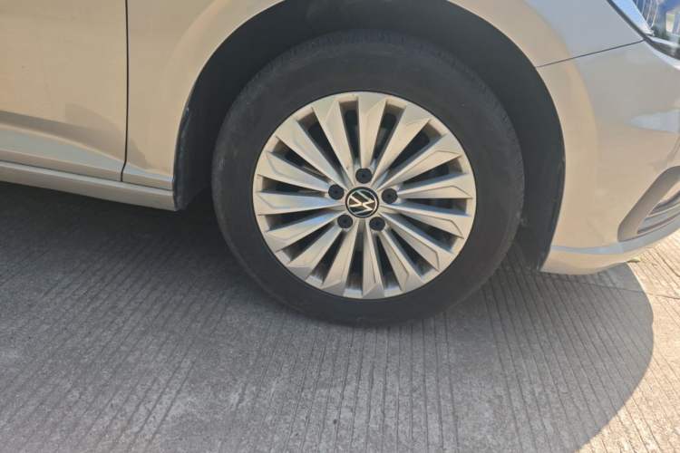 Used Volkswagen Lavida 2021 280TSI DSG Comfort Edition Right Front Wheel Hub