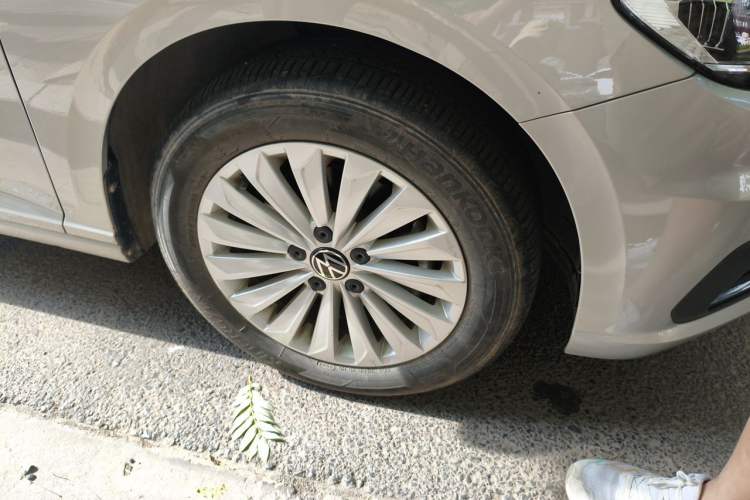 Used Volkswagen Lavida 2021 280TSI DSG Comfort Edition Right Front Wheel Hub