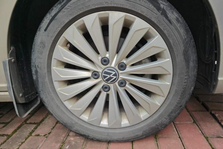 Used Volkswagen Lavida 2021 1.5L Automatic Comfort Edition Right Front Wheel Hub