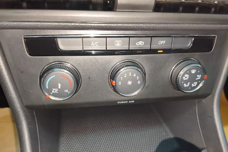 Used Volkswagen Lavida 2022 1.5L Automatic Comfort Edition Audio And AC Panel
