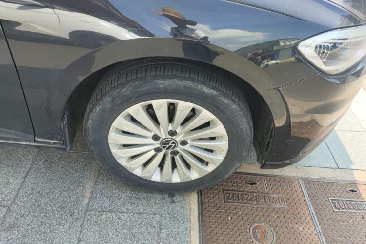 Used Volkswagen Lavida 2022 1.5L Automatic Comfort Edition Right Front Wheel Hub