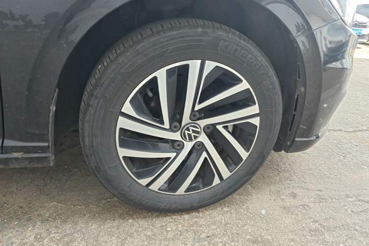 Used Volkswagen Lavida 2022 1.5L Automatic Comfort Edition Right Front Wheel Hub