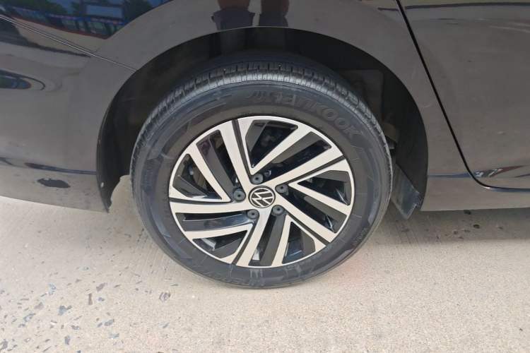 Used Volkswagen Lavida 2022 1.5L Automatic Comfort Edition Right Rear Wheel Hub