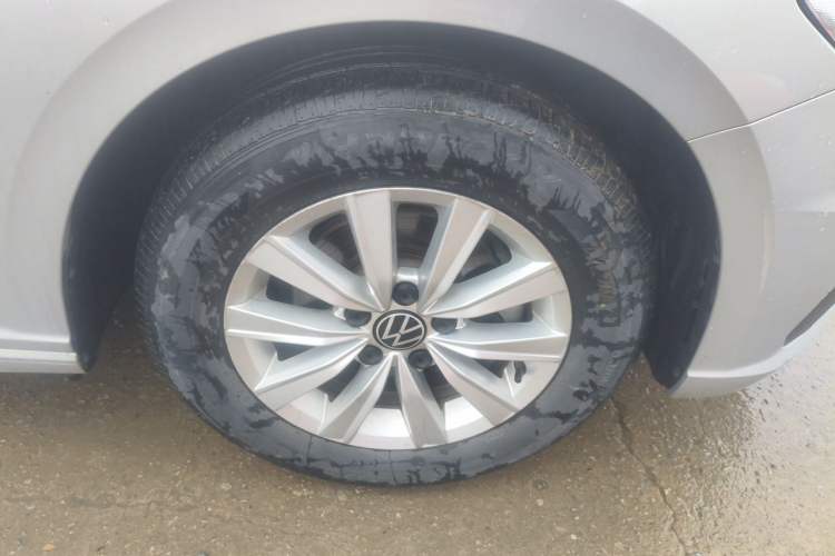 Used Volkswagen Lavida 2022 1.5L Automatic Fashion Edition Right Front Wheel Hub