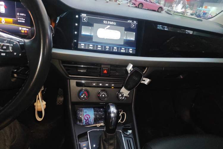Used Volkswagen Lavida 2022 1.5L Automatic Comfort Edition Audio And AC Panel